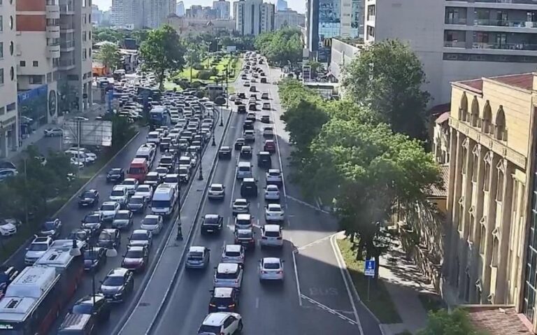 Bakının bir sıra yollarında tıxac yaranıb
