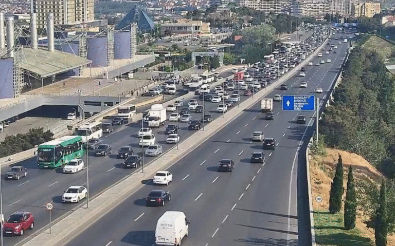 Bakının bir sıra yollarında nəqliyyatın sıxlığı yaranıb