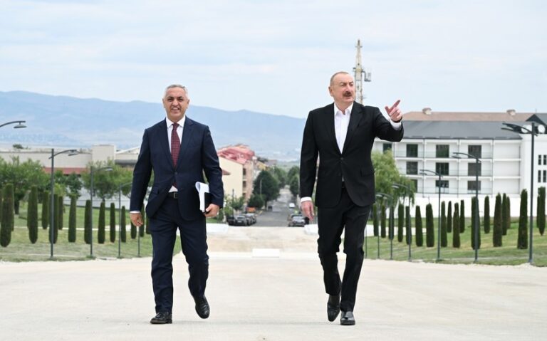 İlham Əliyev Xankəndidə Zəfər parkında görülən tikinti işləri ilə tanış olub