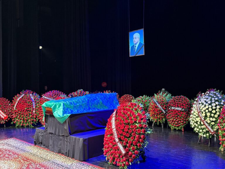 Elçinlə vida mərasimi – Prezident və xanımı əklil göndərdilər
