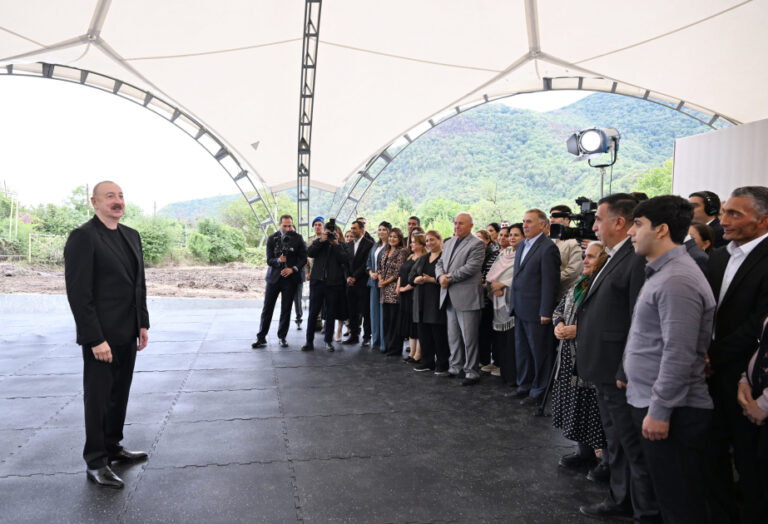 Prezident Badarada sakinlərlə görüşdü