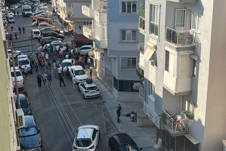 İzmirdə polis idarəsinə silahlı hücum edərək iki polisi qətlə yetirən şəxs ölüb – YENİLƏNİB
