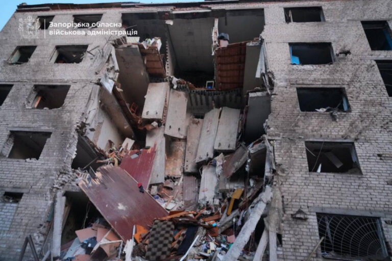 Rusiya ordusu Zaporojyedə yataqxanaya zərbə endirib, 11 nəfər yaralanıb