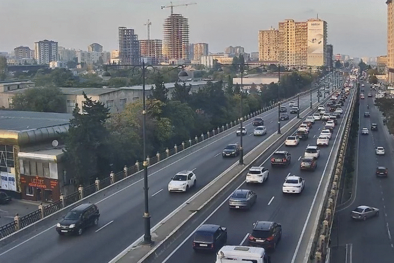 Bakının bir sıra yollarında tıxac yaranıb