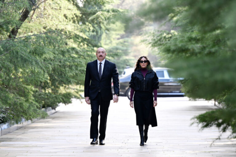 Prezident və birinci xanım Ulu Öndərin məzarını ziyarət etdilər – FOTOLAR