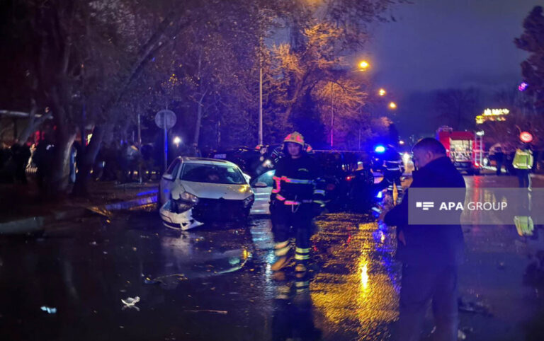 Bakıda maşın qaz borusuna çırpıldı – 3 nəfər yaralandı