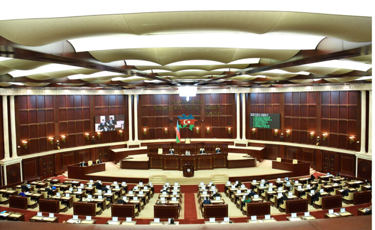 Deputatlar yenidən toplaşır – Gündəlikdə 9 məsələ var