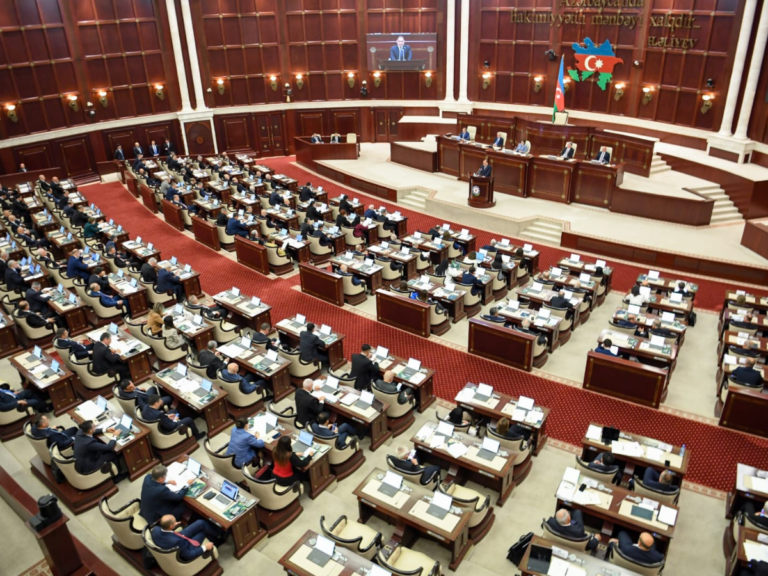 Deputatlar Prezident və birinci xanımı TƏBRİK ETDİ