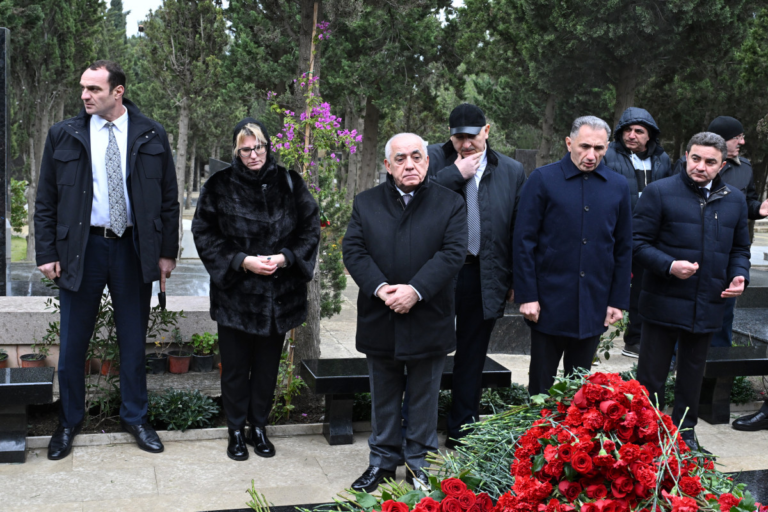 Baş nazir təyyarə qəzasında həlak olan ekipaj üzvlərinin məzarlarını ziyarət edib