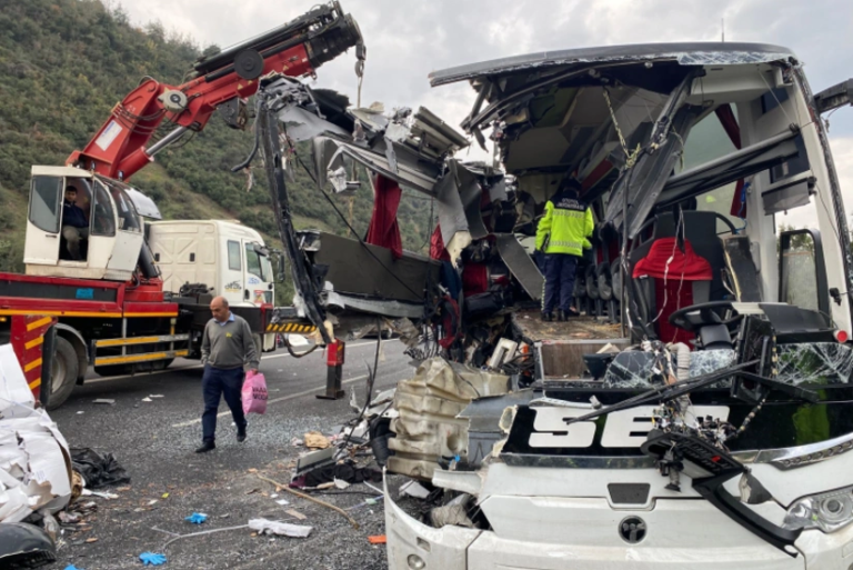 Türkiyədə avtobus TIR-a çırpılıb, 7 nəfər ölüb, 11-i yaralanıb