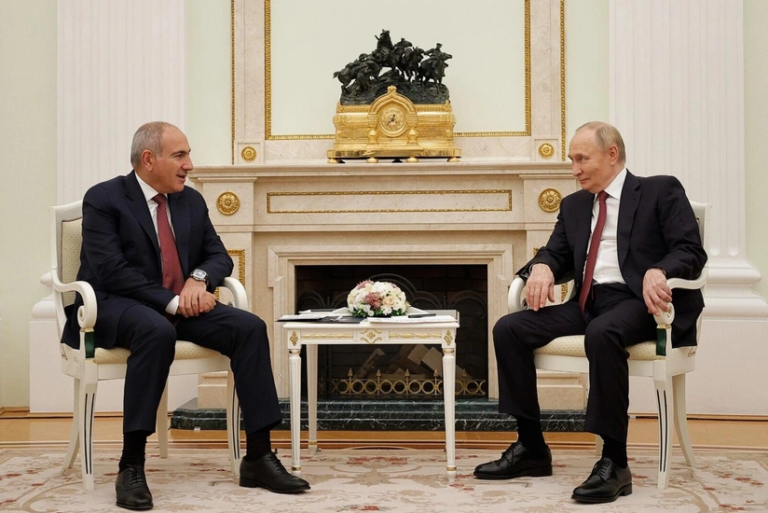 Putin və Paşinyan Sankt-Peterburqda görüşüb