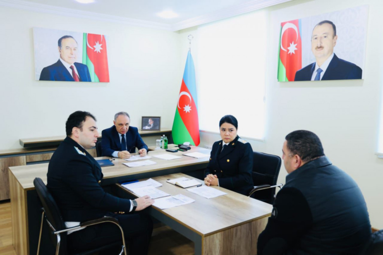 Baş prokuror Şirvan şəhərində vətəndaşları qəbul edib