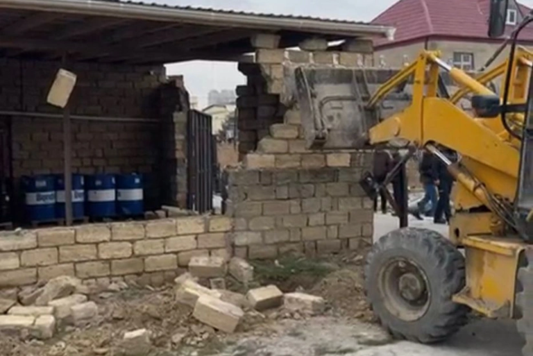Xocəsəndə qanunsuz tikili sökülüb