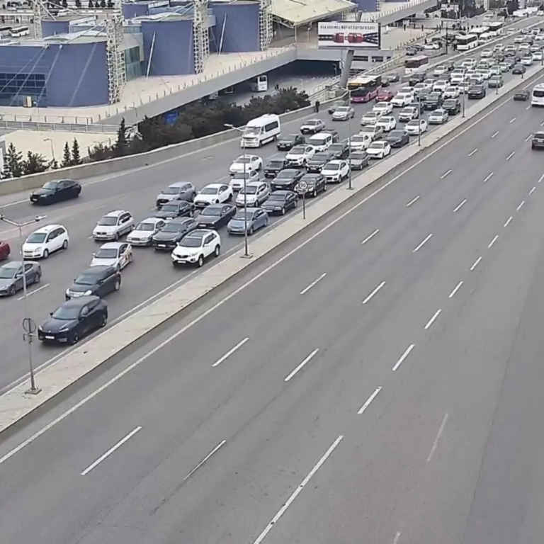 Bakının bir sıra yollarında tıxac yaranıb