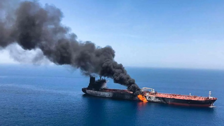 İran Oman sahillərində tankerə hücum edib, ölən var