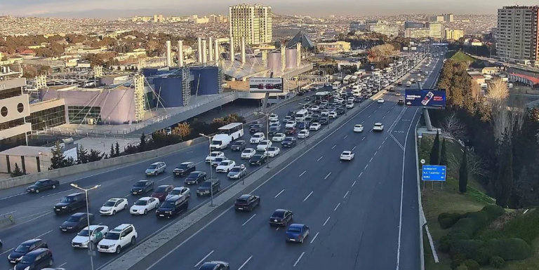 Bakıda doqquz istiqamət üzrə nəqliyyatın sıxlığı müşahidə olunur