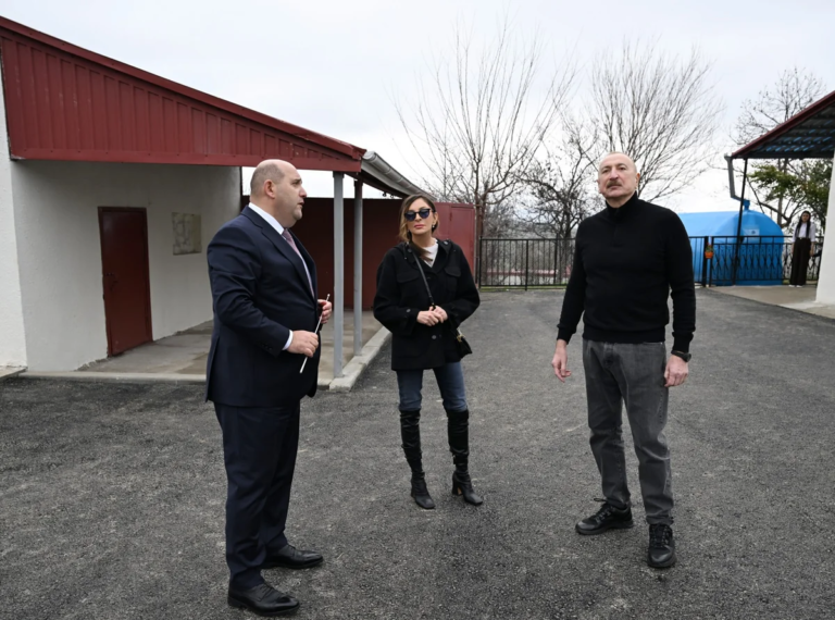 İlham Əliyev Xocavəndin Xanoba kəndində fərdi evlər və infrastrukturun bərpası işləri ilə tanış olub