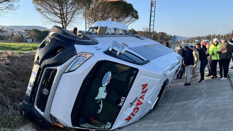 Çanaqqalada məktəbliləri daşıyan mikroavtobus aşıb, xəsarət alanlar var