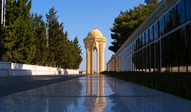 Qazaxıstan nümayəndə heyəti Şəhidlər xiyabanını və Zəfər parkını ziyarət edib