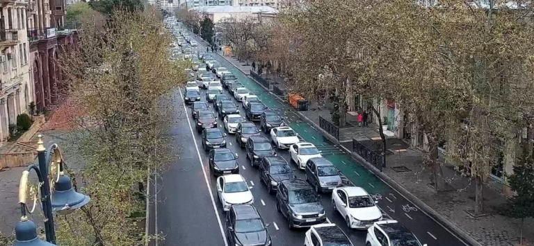 Bakının bir sıra yollarında nəqliyyatın sıxlığı yaranıb