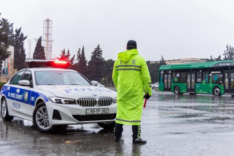 Yol polisi yağıntılı hava şəraiti ilə əlaqədar xəbərdarlıq edib