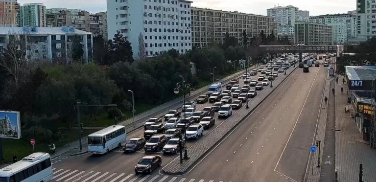 Bakının bir sıra yollarında tıxac yaranıb