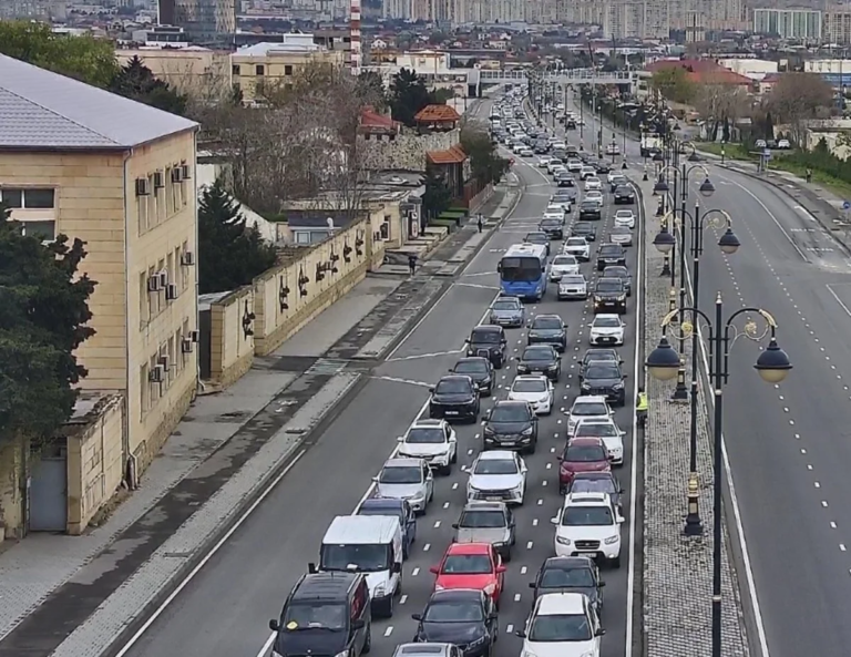 Bakının bir sıra yollarında tıxac yaranıb