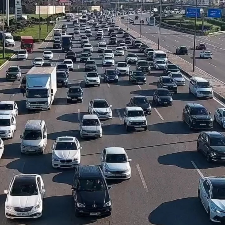 Bakının bir sıra yollarında nəqliyyatın sıxlığı müşahidə olunur