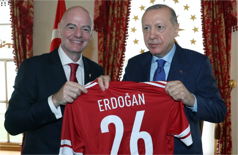 FIFA prezidenti Ərdoğana top və forma hədiyyə edib