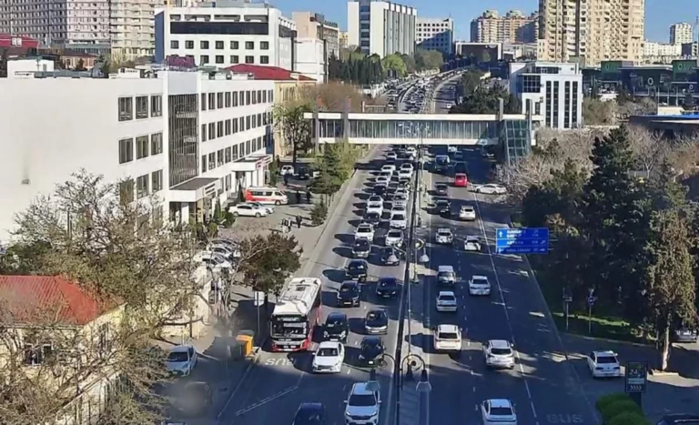 Bakının bir sıra yollarında nəqliyyatın sıxlığı yaranıb