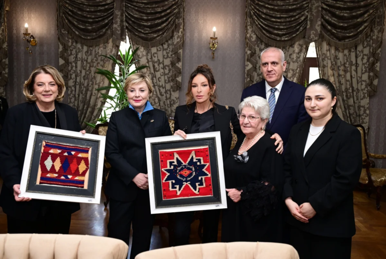 Mehriban Əliyeva Tbilisidə Mirzə Fətəli Axundzadə adına Azərbaycan Mədəniyyəti Muzeyi ilə tanış olub