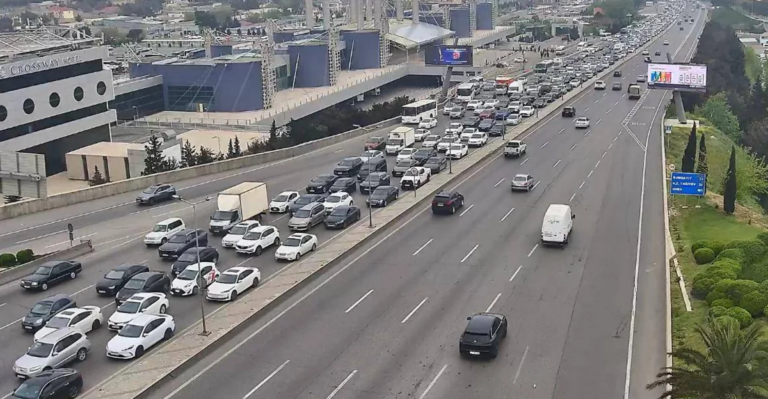 Bakıda həftənin ilk günündə sıxlıq olan yollar açıqlanıb