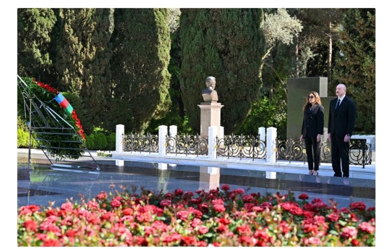 İlham Əliyev və Mehriban Əliyeva Fəxri xiyabanda Ulu Öndər Heydər Əliyevin məzarını ziyarət ediblər