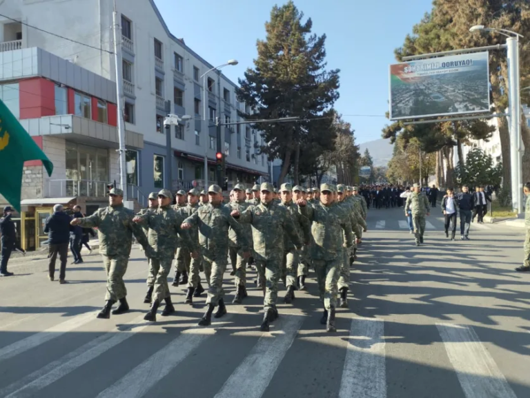 Xankəndi şəhərində hərbçilərin yürüşü keçirilir