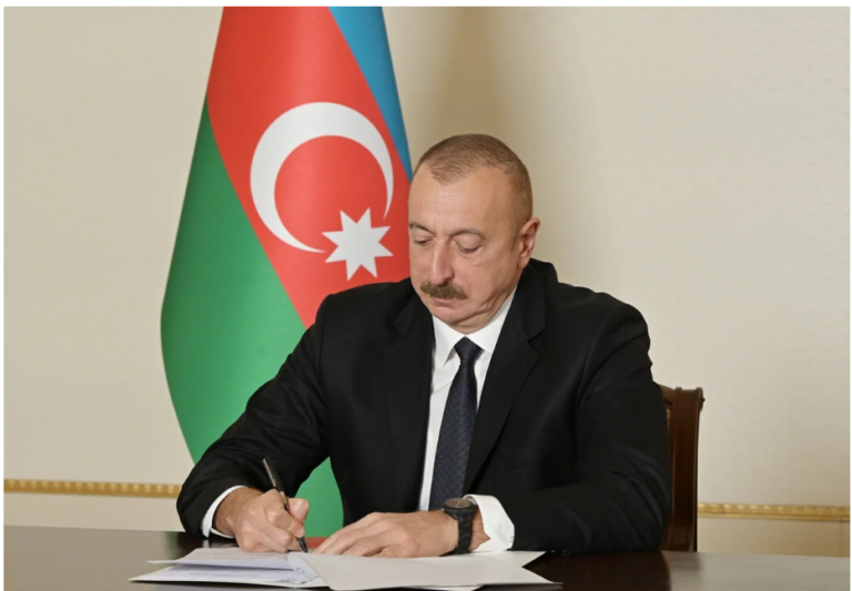 İlham Əliyev Müdafiə Nazirliyinin hərbçilərini təltif edib