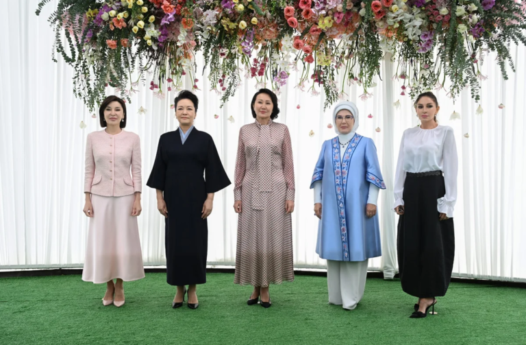 Mehriban Əliyeva Bişkekdə dekorativ-tətbiqi sənət ustalarının əl işlərindən ibarət sərgi ilə tanış olub