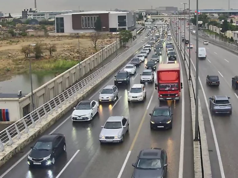 Bakıda yağışlı havada tıxac olan yollar açıqlanıb