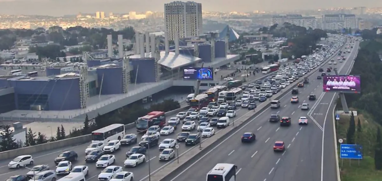 Bakının bir sıra yollarında nəqliyyatın sıxlığı müşahidə olunur